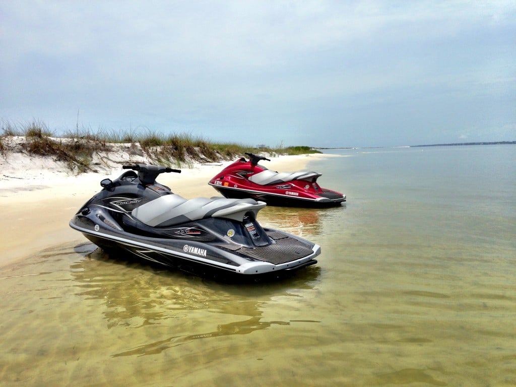 Photo of jet skis along the shoreline of Destin’s Choctawhatchee Bay